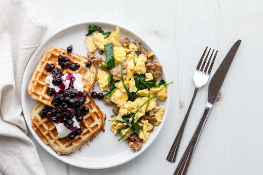 Śniadanie wysokobiałkowe – co na śniadanie z dużą ilością białka?